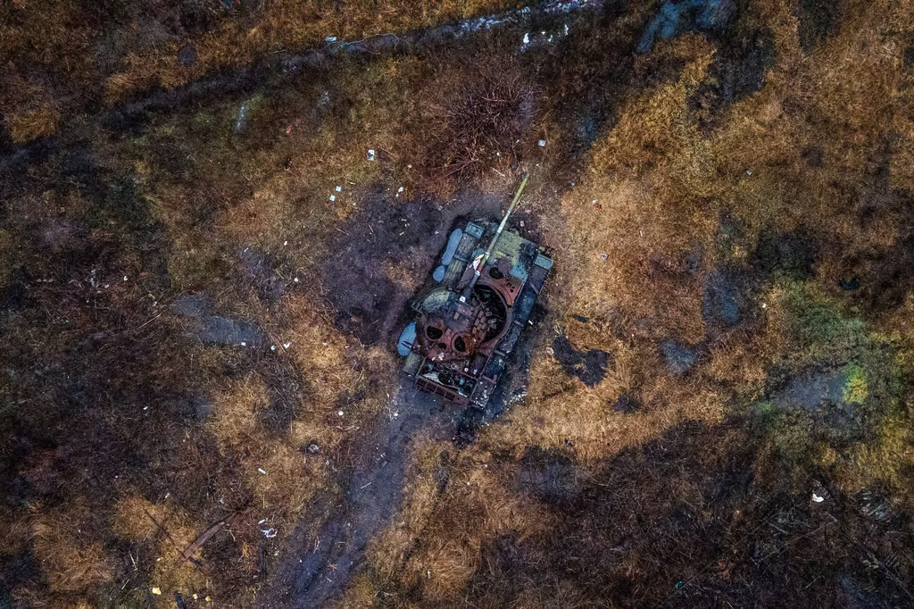 На цьому аерофотознімку видно знищений танк у полі